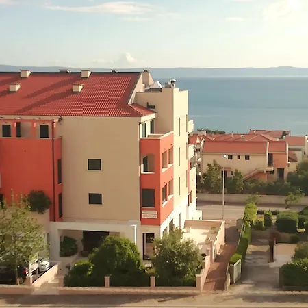 15 * Makarska