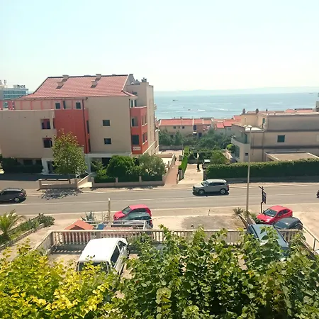 15 * Makarska