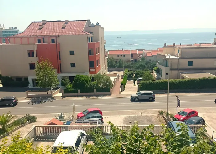 15 * Makarska